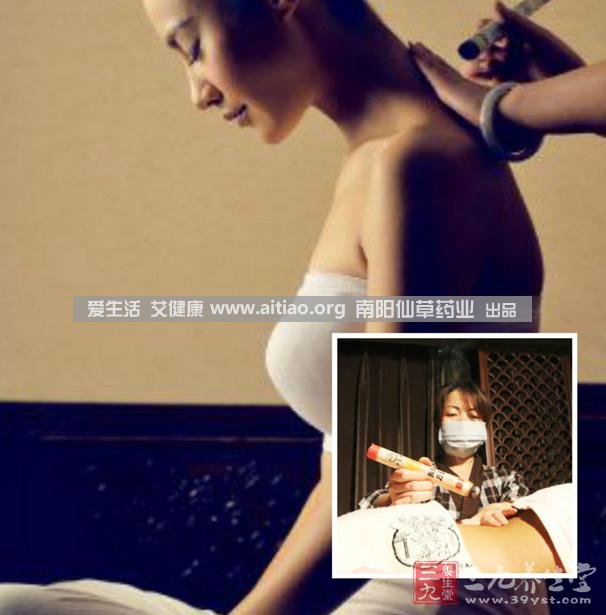 足三里穴是位于外膝的下3寸、脛骨外側(cè)一橫指左右的位置，艾灸10-15分鐘即可，需堅(jiān)持一段時(shí)間，很快可以看到祛濕的效果。